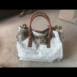 Michael khors purse with wallet included